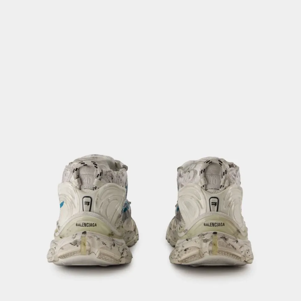 Białe syntetyczne buty do biegania