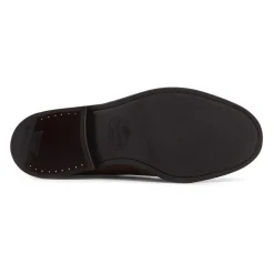 Buty na płaskiej podeszwie z ozdobnymi oczkami