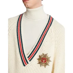 Dzianinowy sweter z naszywką
