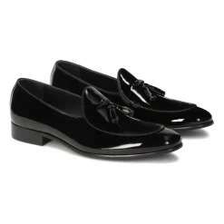 Lakierowane czarne loafersy z kopertówką.Ten produkt jest mały.