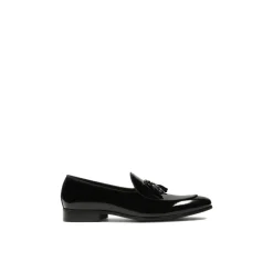 Lakierowane czarne loafersy z kopertówką.Ten produkt jest mały.