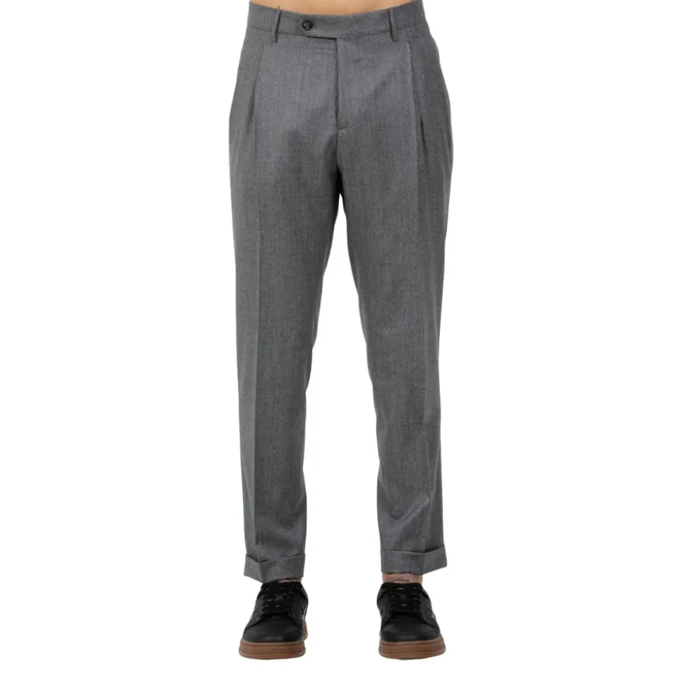 Pantalone relaxed fit con pinces e bottoni bretella in flanella