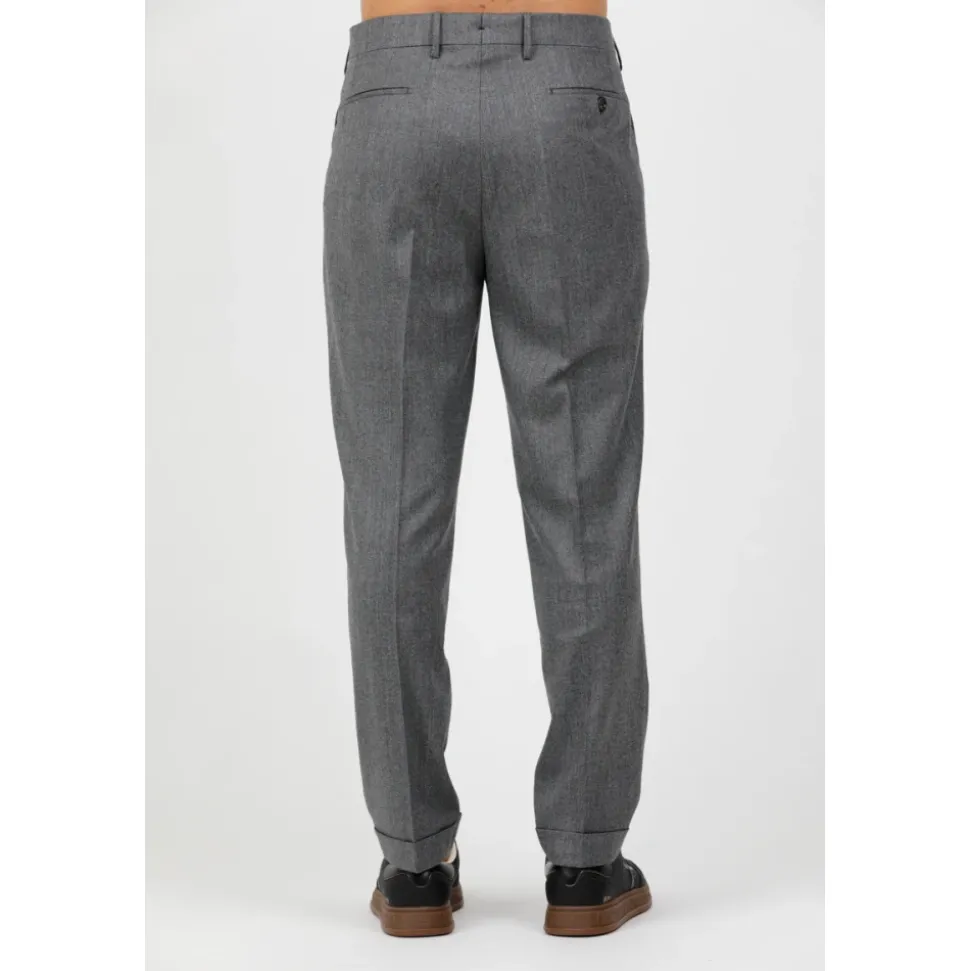Pantalone relaxed fit con pinces e bottoni bretella in flanella