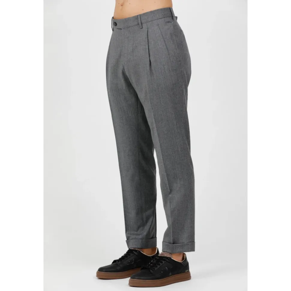 Pantalone relaxed fit con pinces e bottoni bretella in flanella