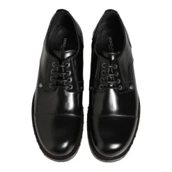 Skórzane, zdobione ćwiekami, eleganckie buty Derby