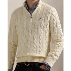 Sweter z dzianiny kablowej zapinany na pół zamek