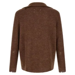 Sweter z prążkowanej dzianiny z detalami