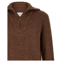 Sweter z prążkowanej dzianiny z detalami
