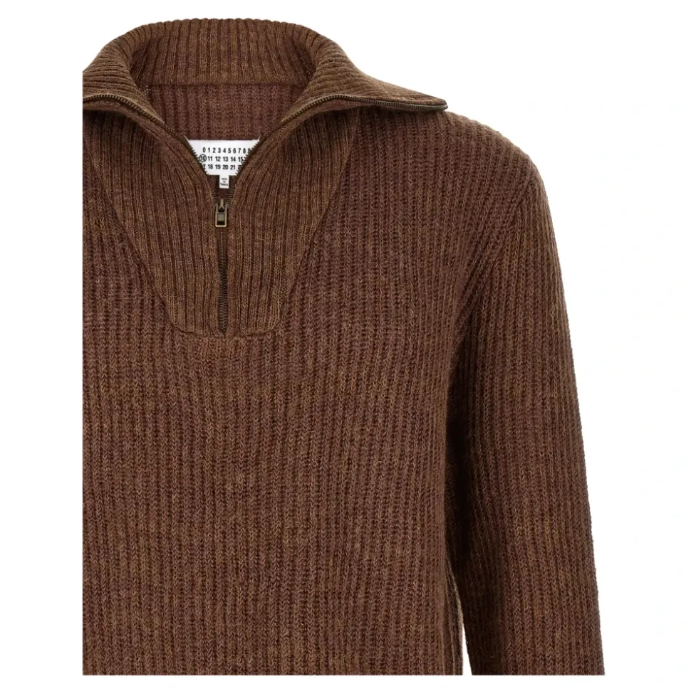 Sweter z prążkowanej dzianiny z detalami