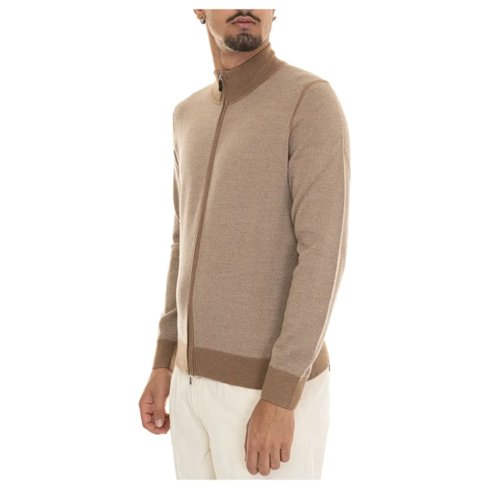 Sweter z zamkiem i kontrastowymi detalami